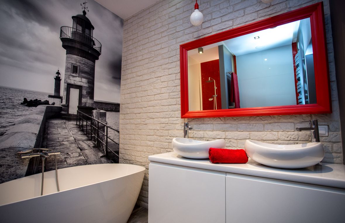 łazienka z białą cegłą