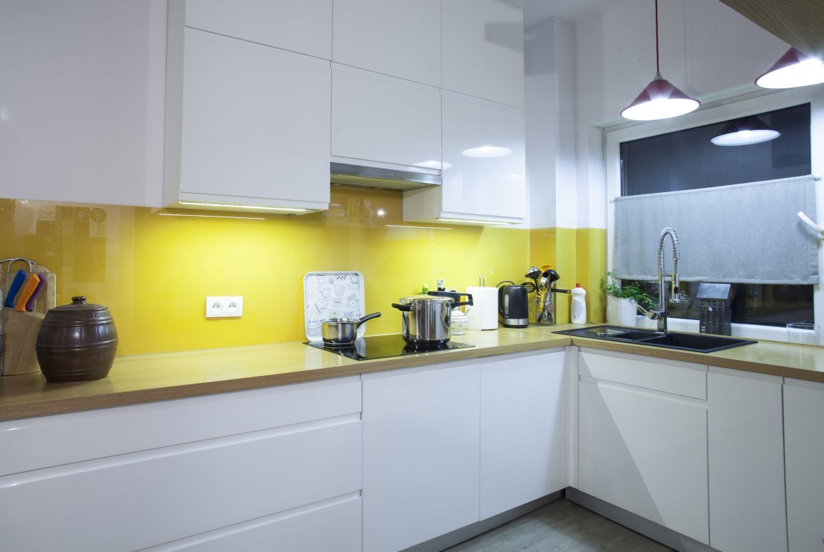 Biało żółta kuchnia z wysoką zabudową