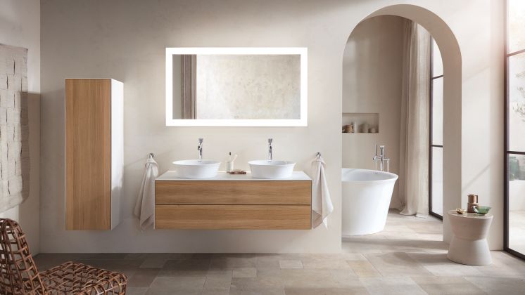 łazienka w prowansalskim stylu w beżu z drewnianymi dodatkami 