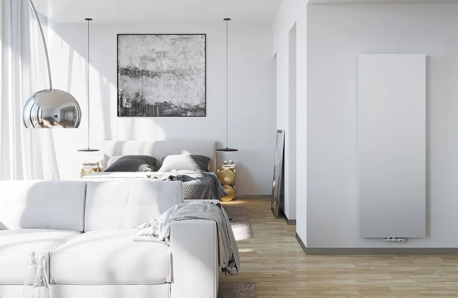 biały grzejnik w jasnym salonie
