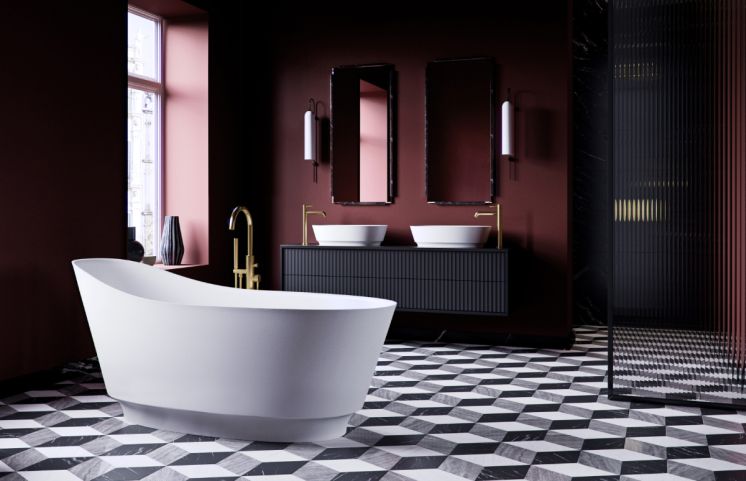 ściany w kolorze burgundu w ciemniej łazience z wanną wolnostojącą