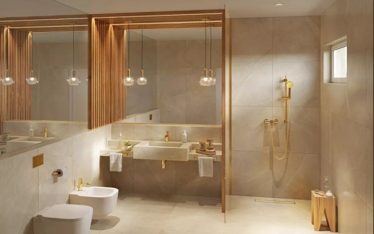 jasna lazienka ze złotymi dodatkami