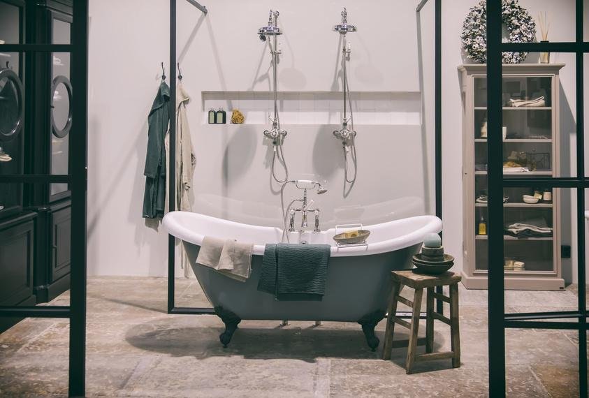 wanna w rustykalnej łazience