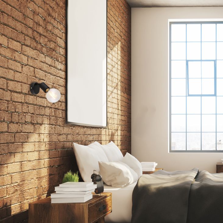 sypialnia w stylu loft z kinkietem nad łóżkiem