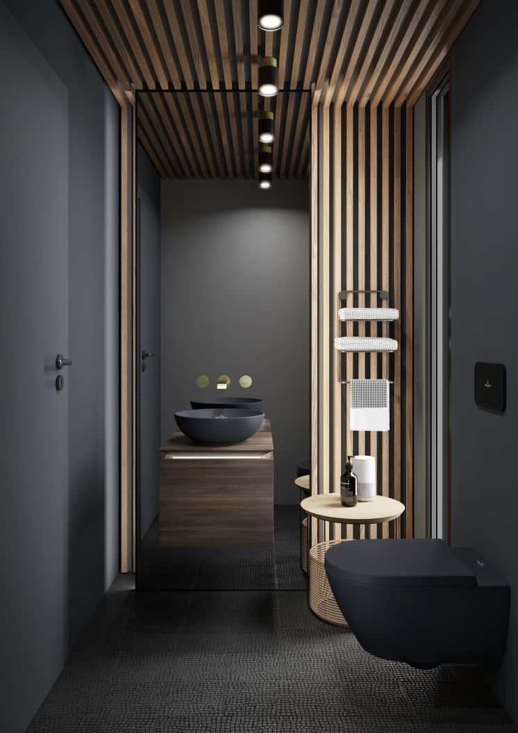 mała łazienka utrzymana w czerni i drewnie