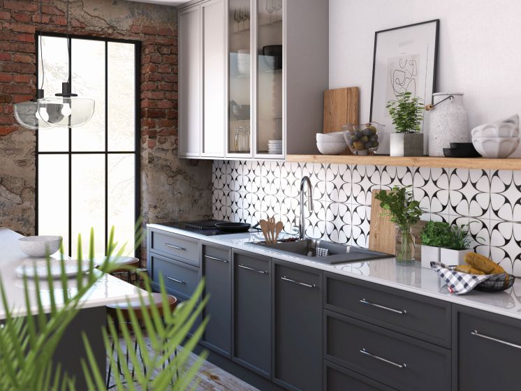 patchworkowe płytki czarno białe na ścianie w kuchni