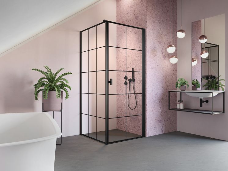różowe ściany w łazience z czarnymi i białymi akcesoriami