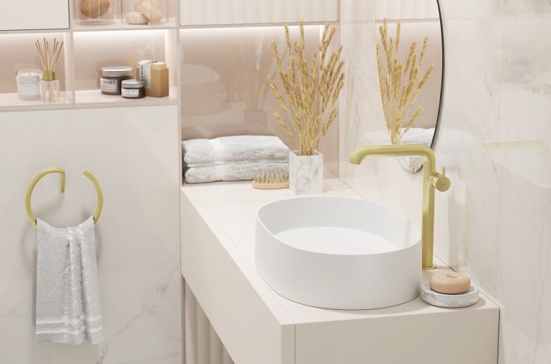 jasna łazienka ze złotą baterią umywalkową