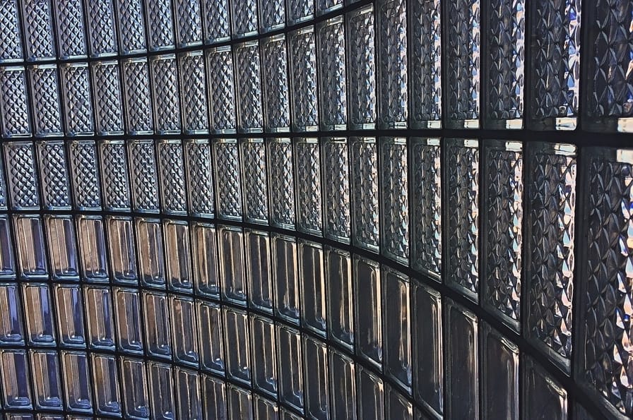 ścianka z luksferów w łazience