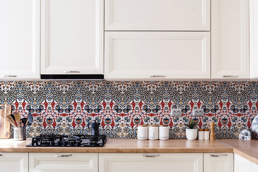 wzorzysta fototapeta nad blatem kuchennym