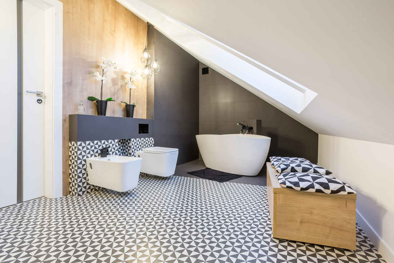 nowoczesna łazienka na poddaszu
