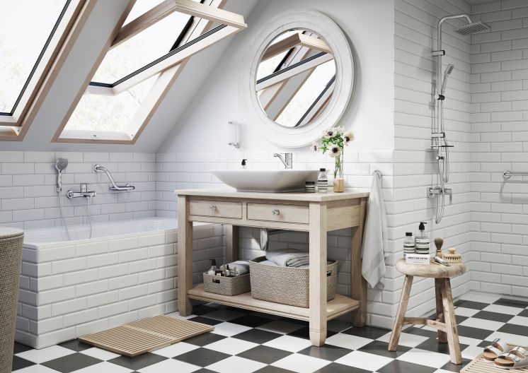 biała łazienka z drewnianą szafką podumywalkową