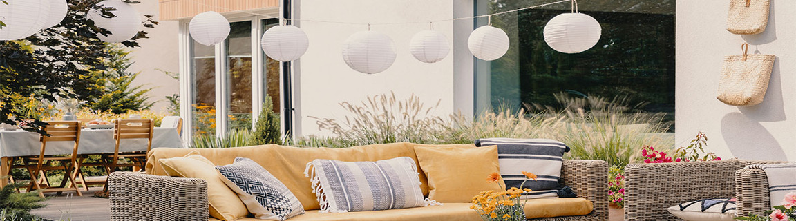 Oświetlenie w ogrodzie – rodzaje, praktyczne wskazówki