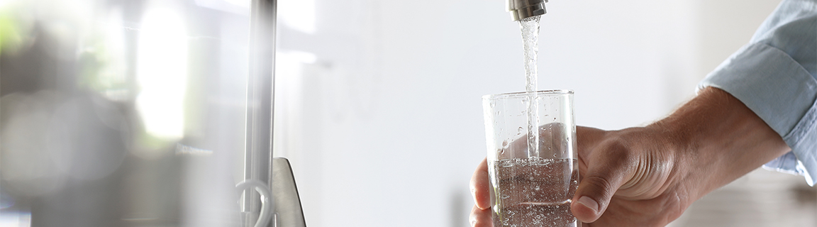 Uzdatnianie wody w domu – od czego zacząć? Co kupić?